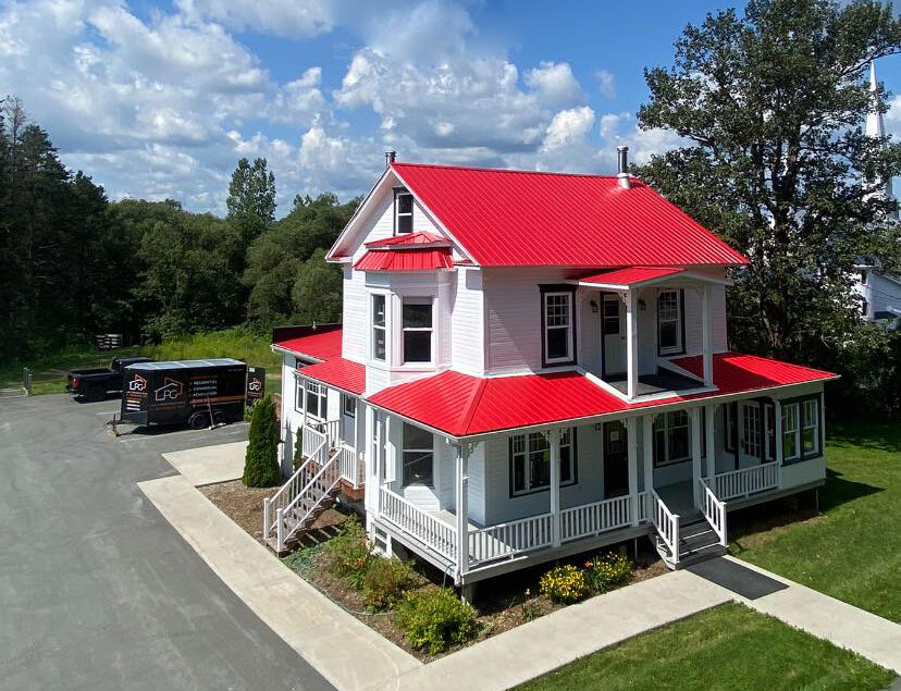 Rénovation du toit en taule d'une maison ancestrale en Beauce