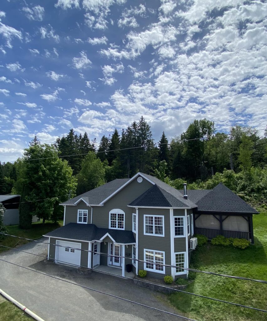 Maison dont la toiture vient d'être rénovée à Beauceville