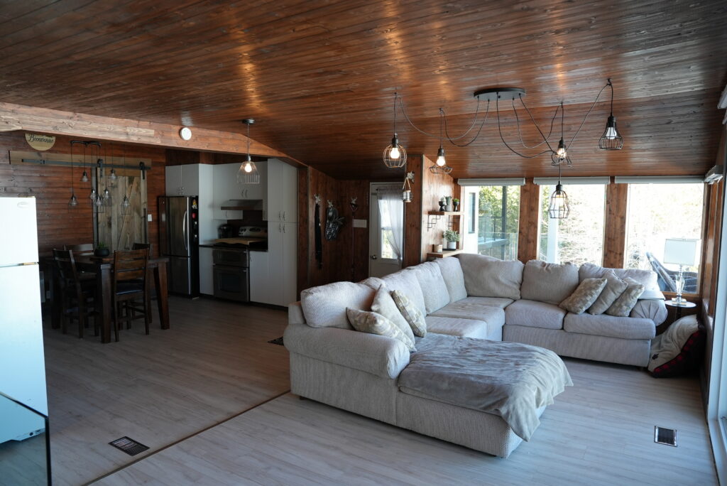 Salle à manger en bois moderne et salon ouvert conçu par un entrepreneur beauceron