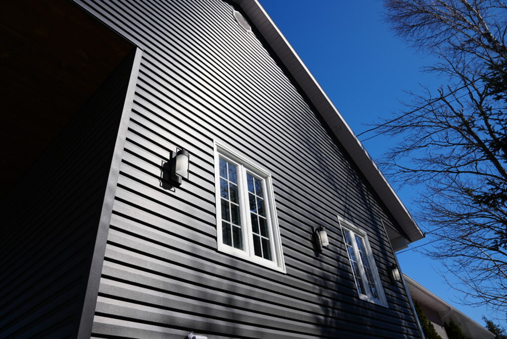Revêtement extérieur d'une maison nouvellement rénovée à Saint-Georges de Beauce