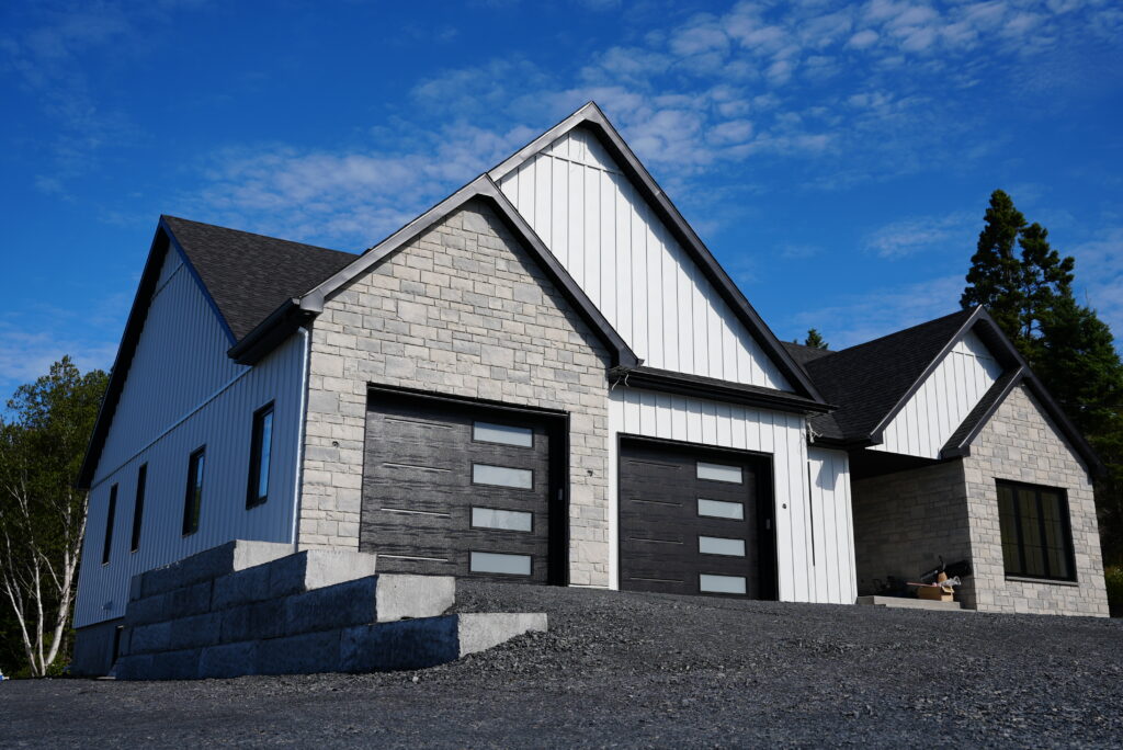 Maison neuve à Beauceville (gauche)